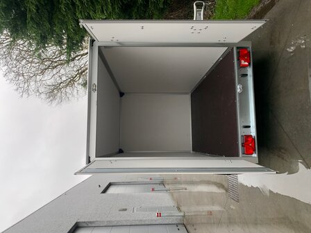 Dubbelas Gesloten aanhangwagen 304x151x180 cm MTM 2000Kg